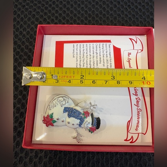 New Boxing Day Snowman Brooch Pin - Unisex - Picture 7 of 9